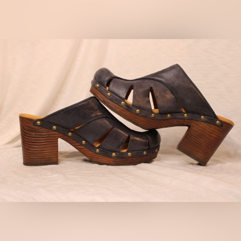 Korks Wooden Heel Neneh Style in Navy Size 9!